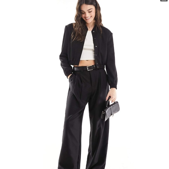 Tailored bomber jacket with strong shoulder in black - Picture 3 of 7